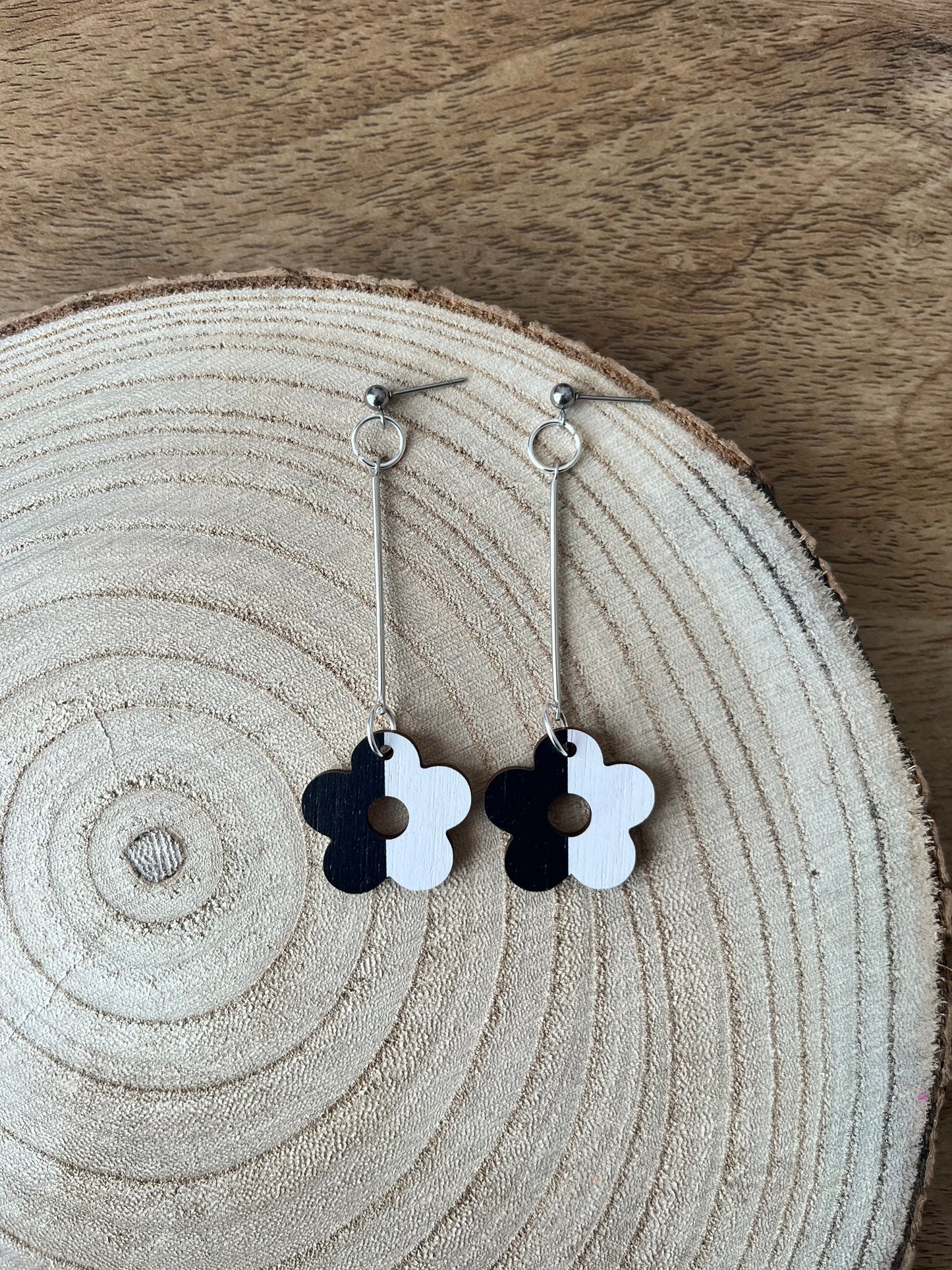 Mystery Inc. ~Bar Dangle Flower Earrings (Black & White)